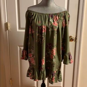 Women’s Terra & Sky off the shoulder shirt